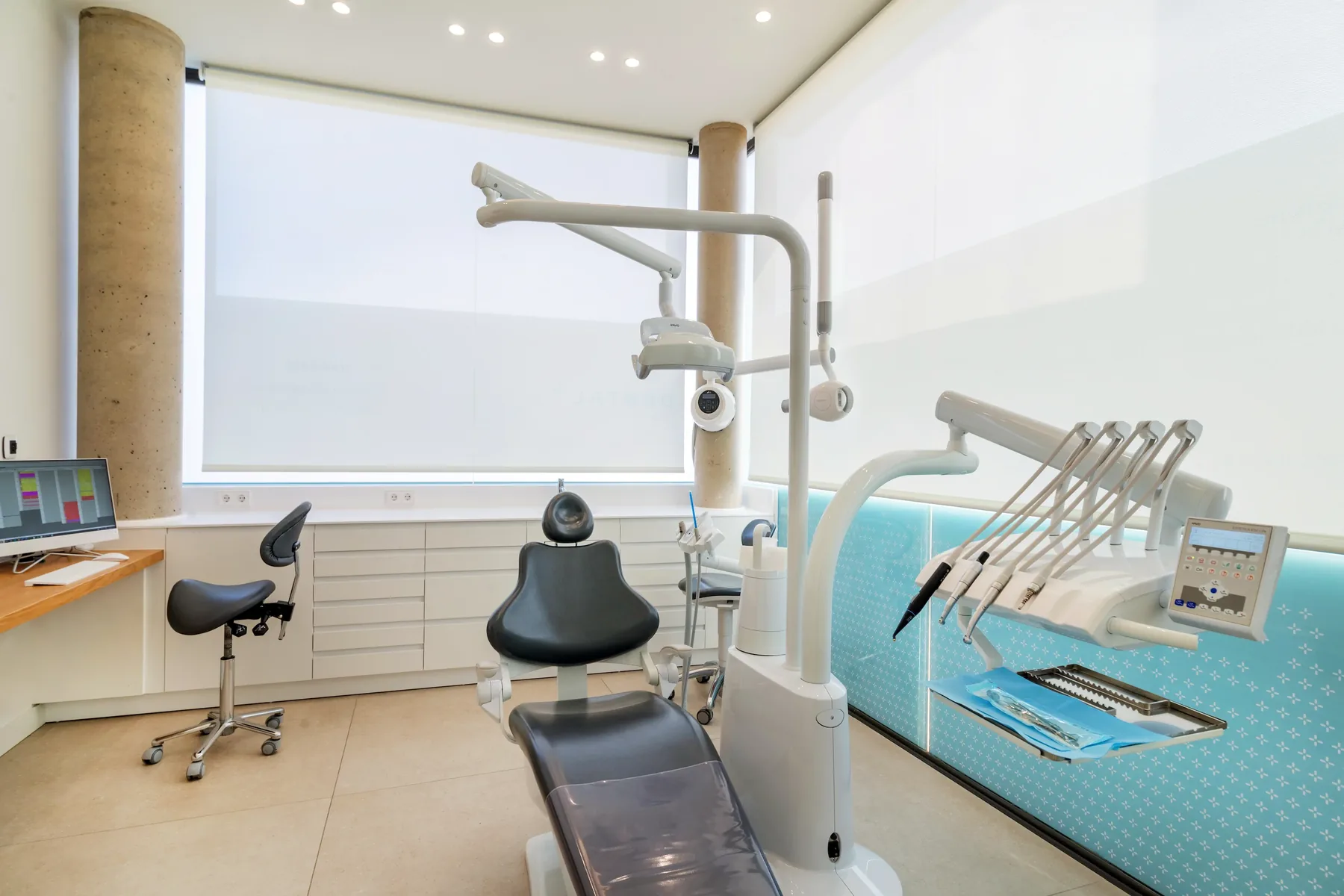 Gabinet de la Clínica Dental Palafrugell, amb la butaca i les parets turquesa