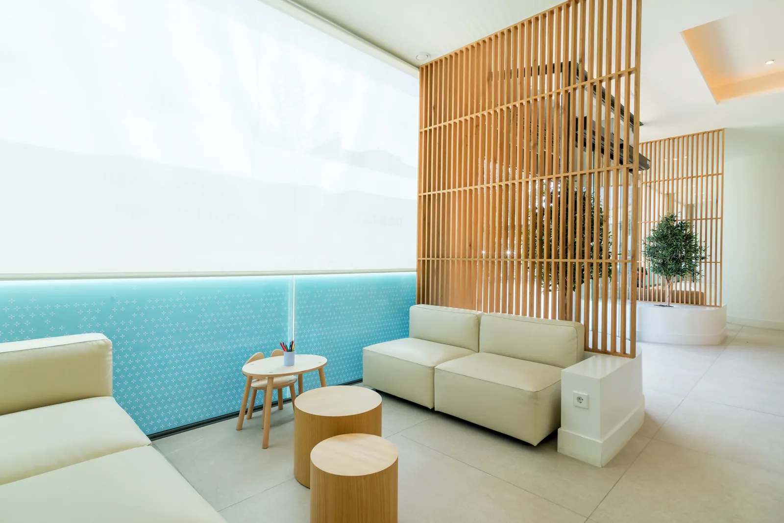 Sala d'espera amb sofàs i vistes